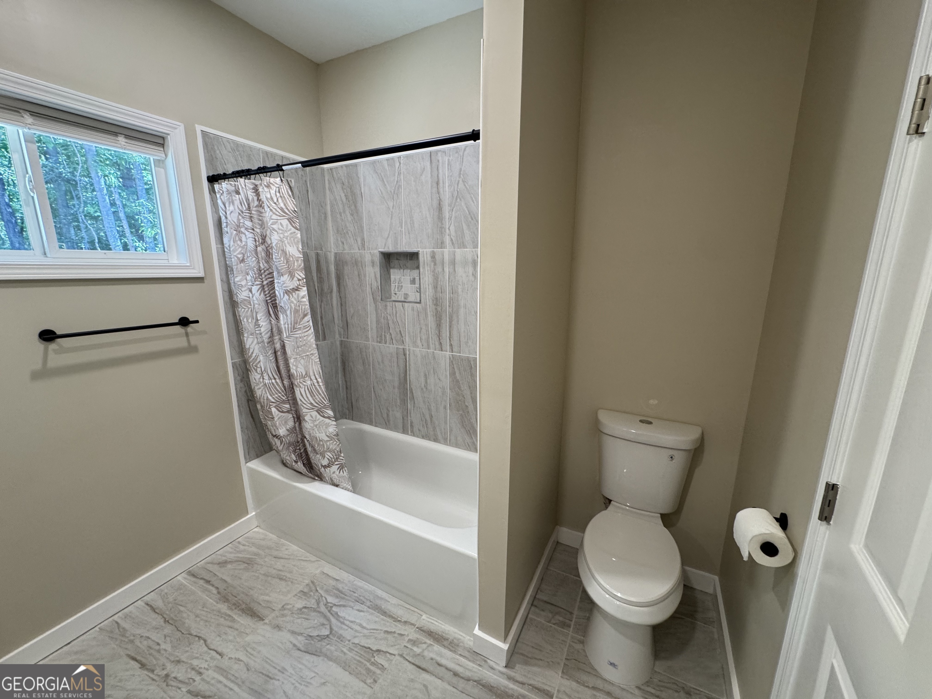 825 Mercer Drive Elberton, GA 30635 - Photo 16 of 22 a bathroom with a toilet and a shower