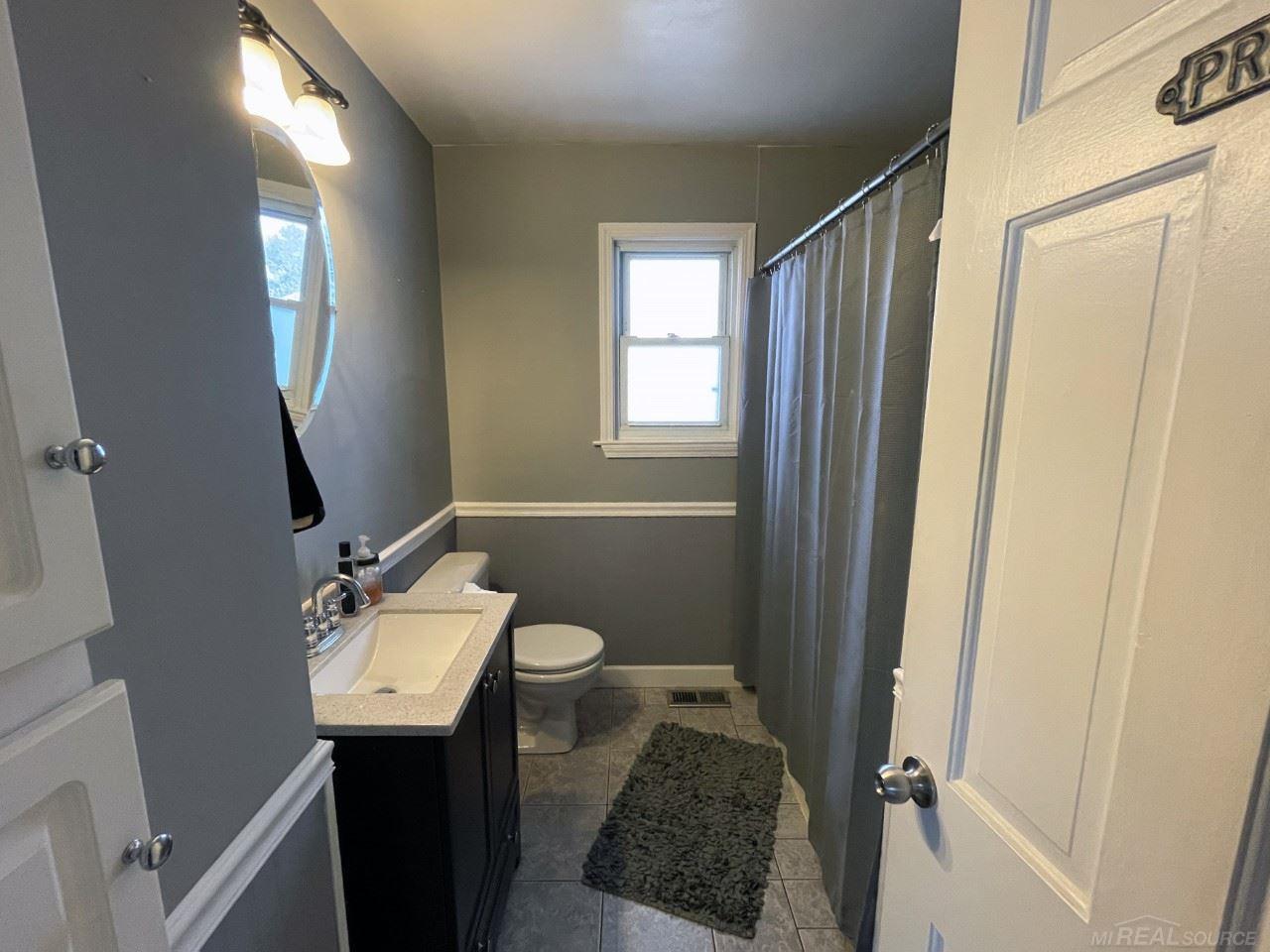 5464 Canonsburg Road Grand Blanc, MI 48439 - Photo 12 of 17 first floor bath
