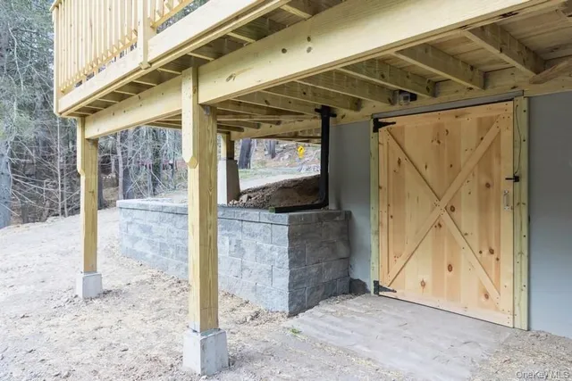 a view of an entryway of the house
