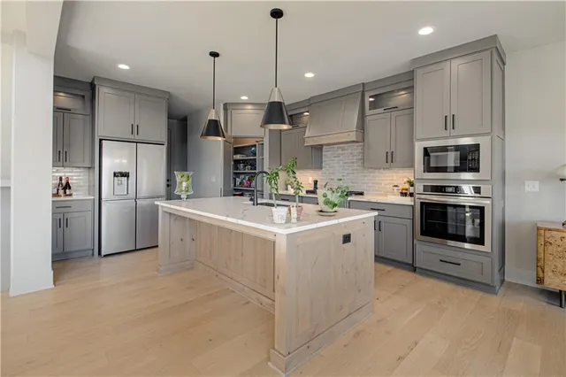 $775,000 | 1009 Wilds Parkway, Greenwood, MO 64034