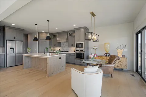 $775,000 | 1009 Wilds Parkway, Greenwood, MO 64034