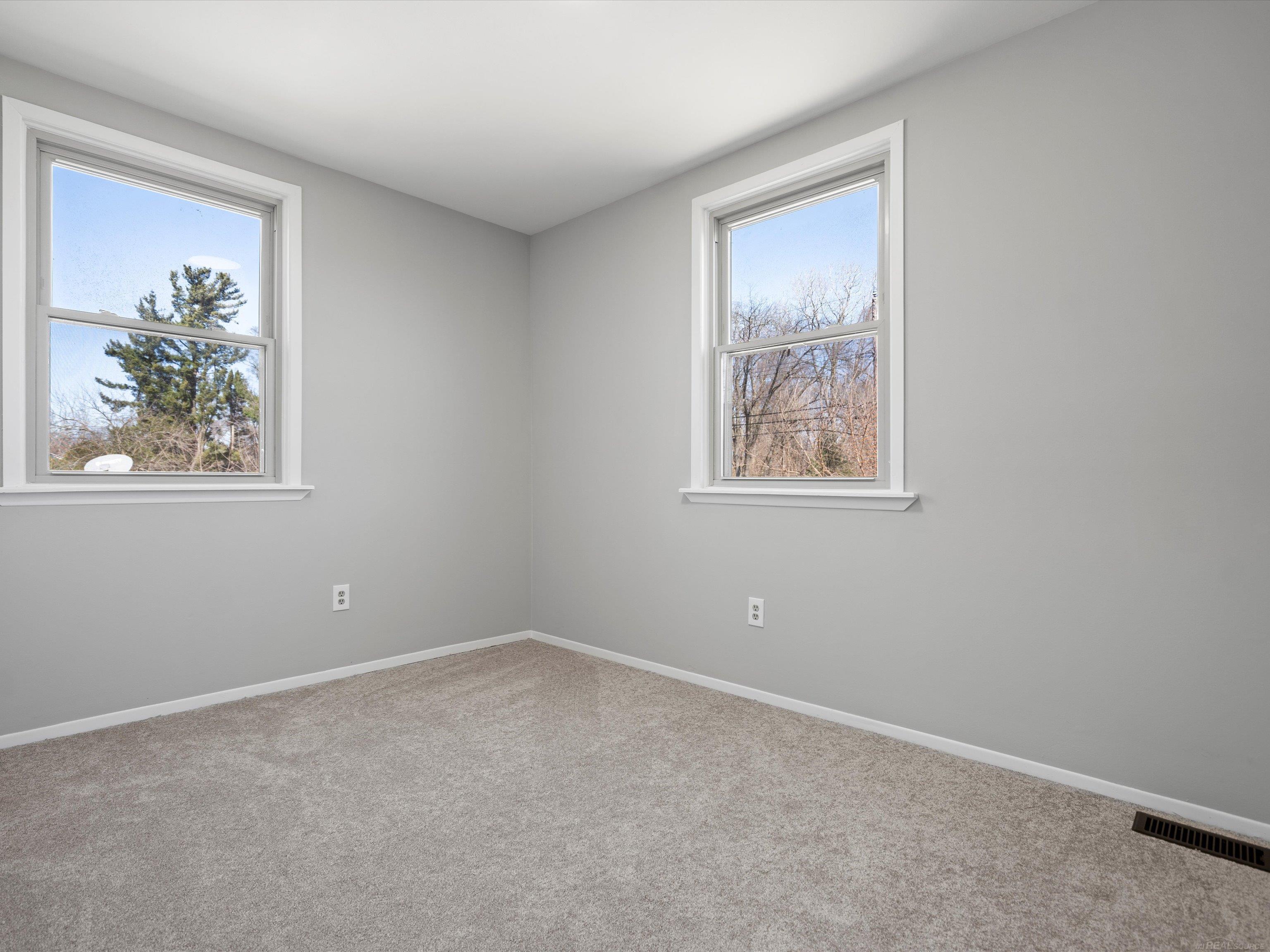 2621 Weaverton Rochester, MI 48307 - Photo 30 of 34 50168963-7691e060-982c-450b-b854-cdfc85505a5c.JPG