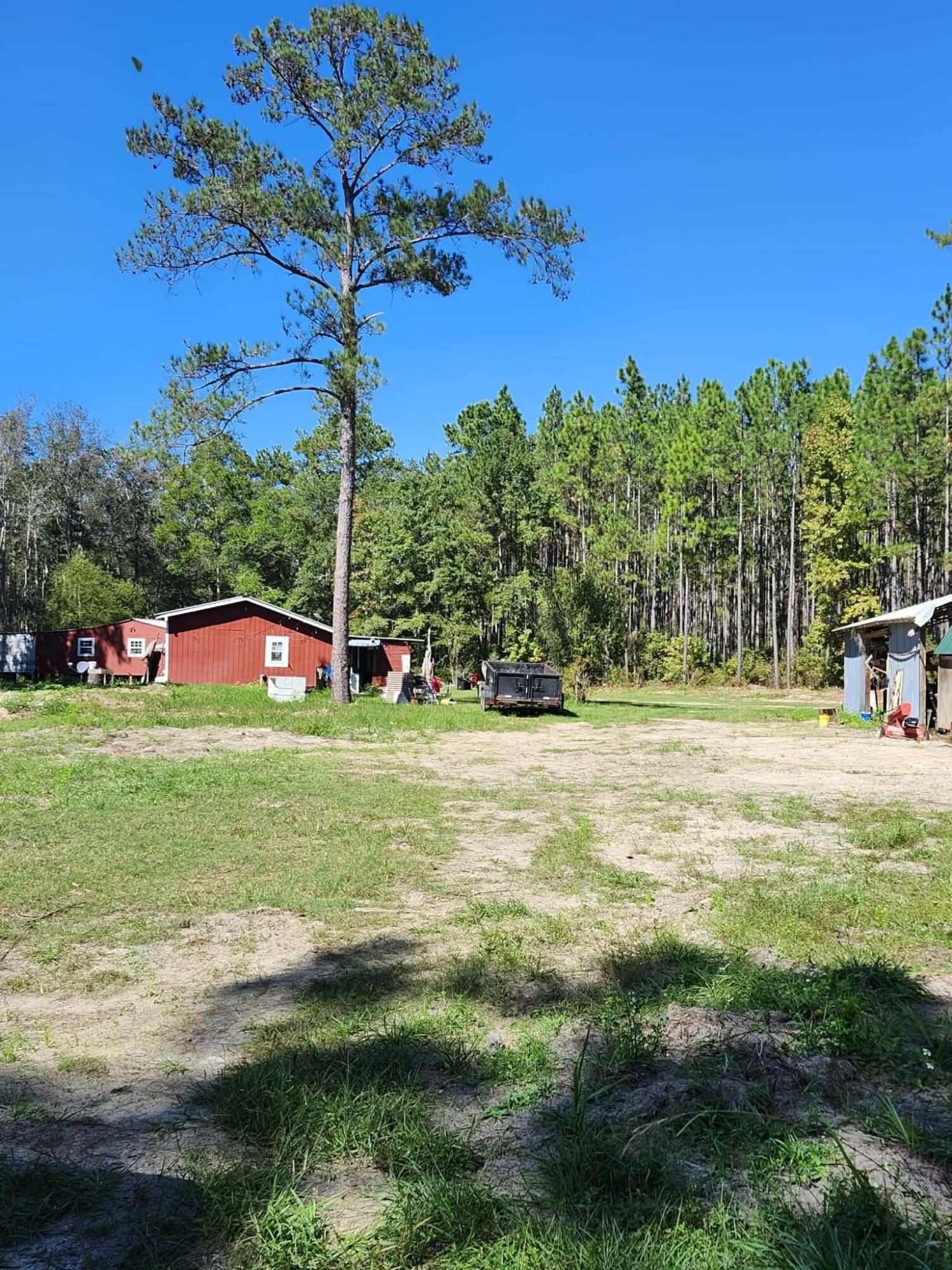402 Smokehouse Lake Road Ponce de Leon, FL 32455 - Photo 7 of 13 a view of a house with a big yard