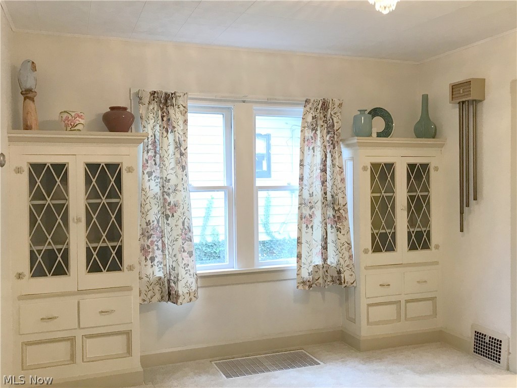 888 Montford Road Cleveland, OH 44121 - Photo 8 of 31