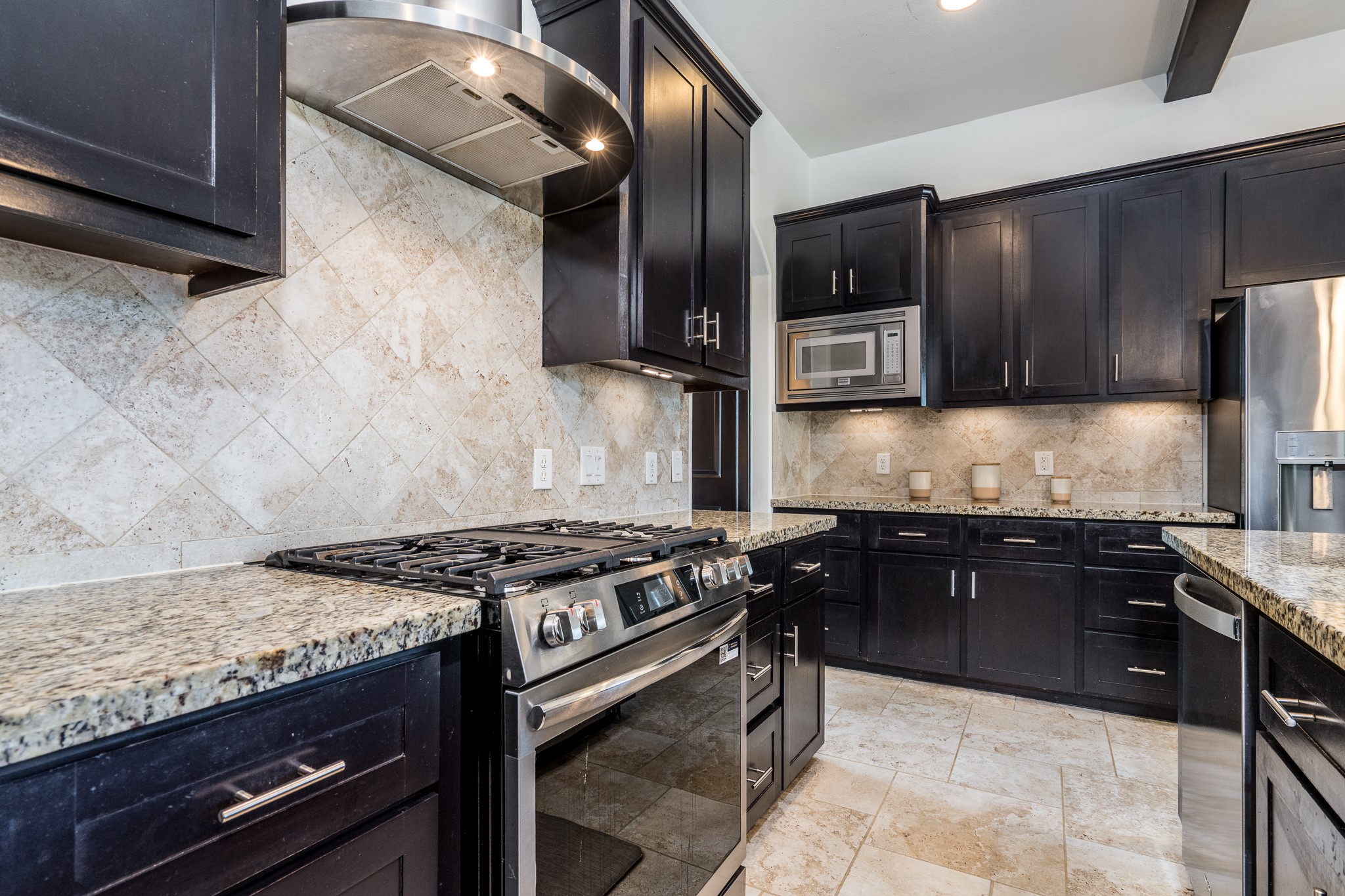 12748 Roy Road Pearland, TX 77581 - Photo 27 of 50 Chef-preferred gas cooking and nearby cavernous walk-in pantry.