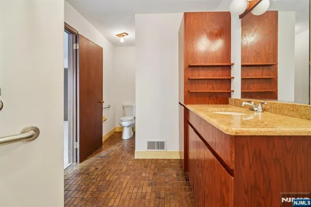 $989,000 | 159 Deer Trail North, Ramsey, NJ 07446