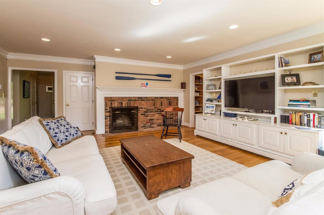 41 Harbor Hill Road Chatham, MA 02633 - Photo 12 of 35 a living room with furniture and a flat screen tv