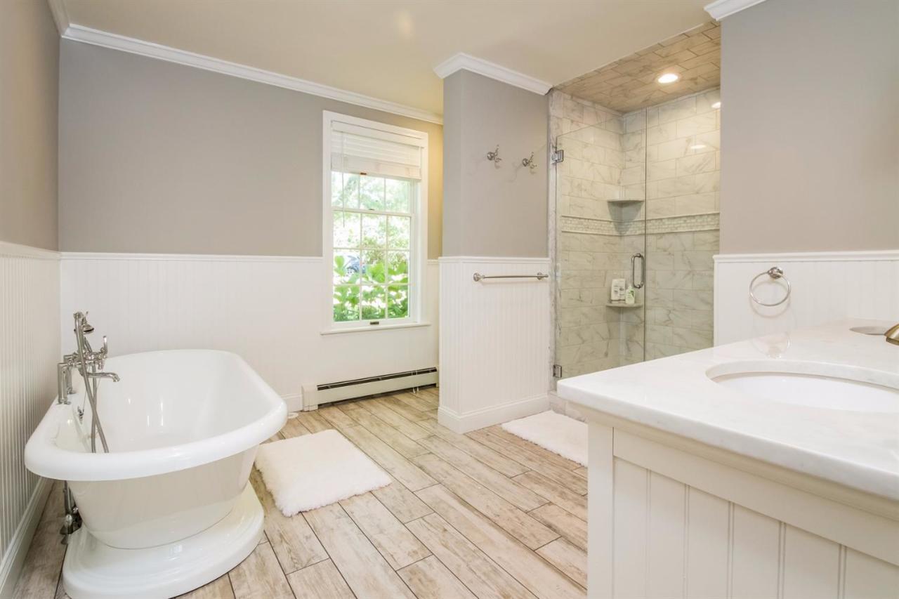 41 Harbor Hill Road Chatham, MA 02633 - Photo 15 of 35 a bathroom with a sink and a bathtub