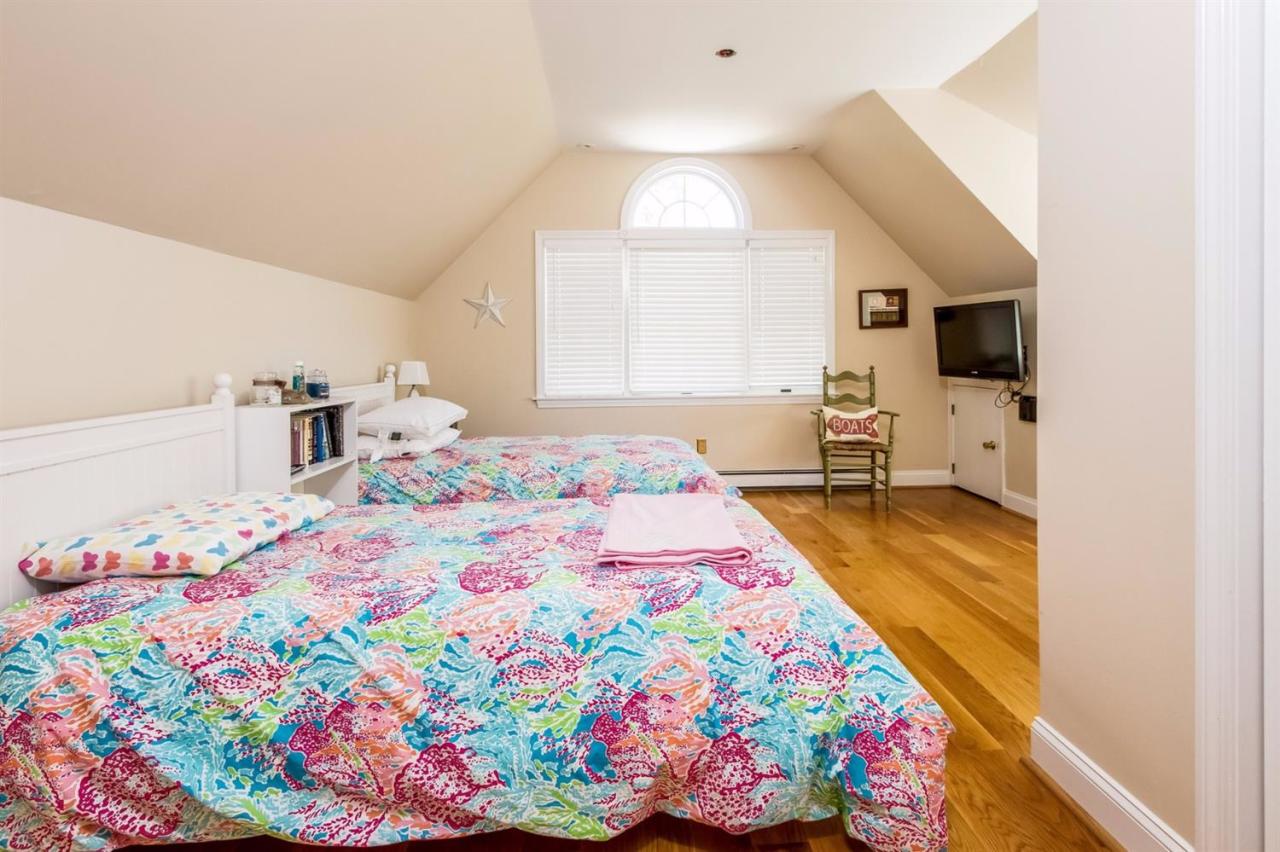 41 Harbor Hill Road Chatham, MA 02633 - Photo 20 of 35 a bedroom with bed and wooden floor