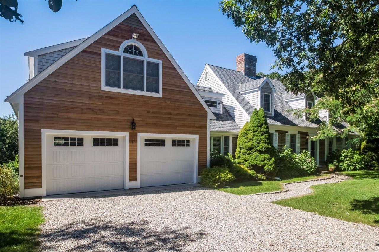 41 Harbor Hill Road Chatham, MA 02633 - Photo 2 of 35 a front view of a house with a yard