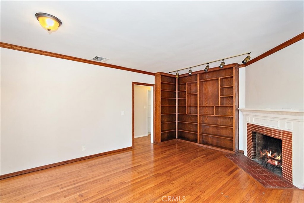 6027 West 76th Street Los Angeles, CA 90045 - Photo 4 of 36 Spacious Living Room