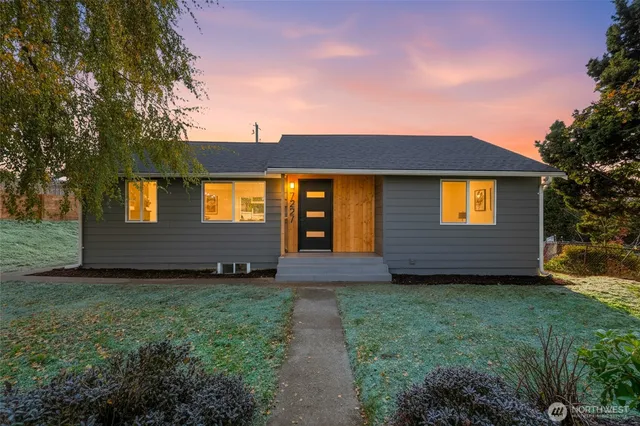 a view of front of house with yard