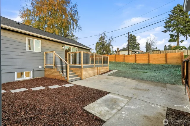 a view of a backyard