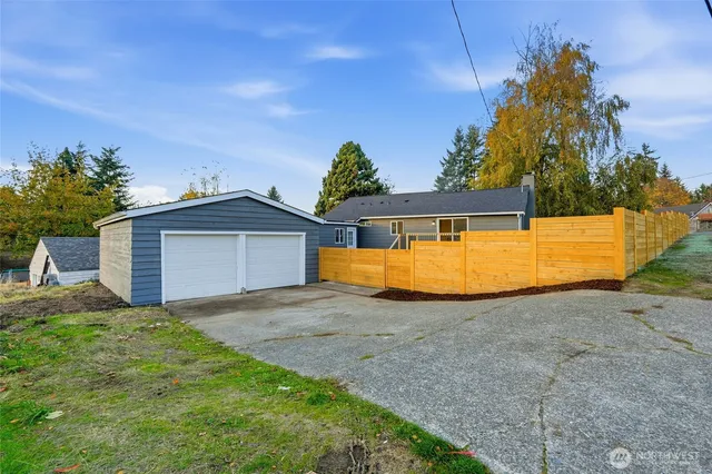 a view of a backyard