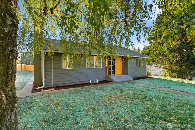 a view of a house with a yard