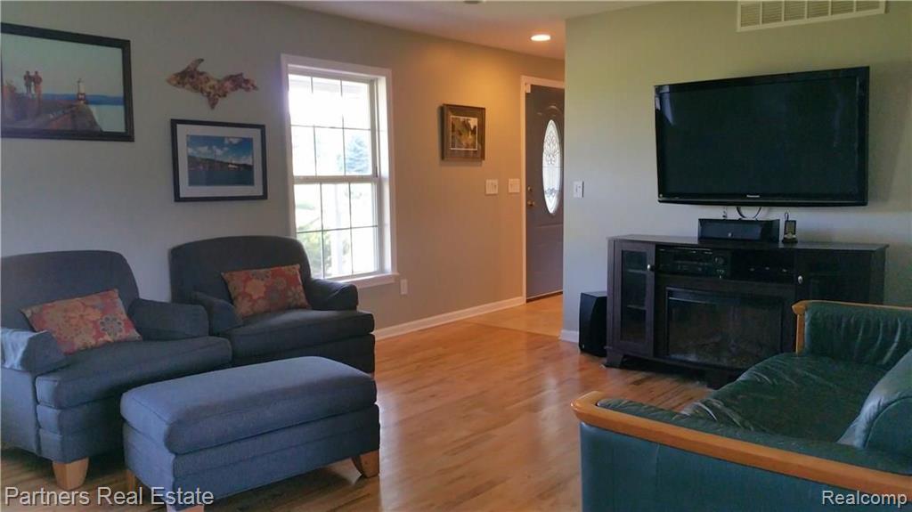 7747 Clyde Road Fenton, MI 48430 - Photo 4 of 24