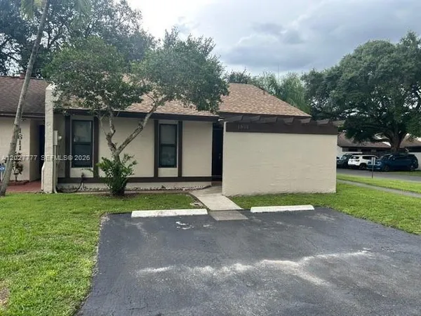 $2,700 | 1601 Northwest 98th Way, Pembroke Pines, FL 33024