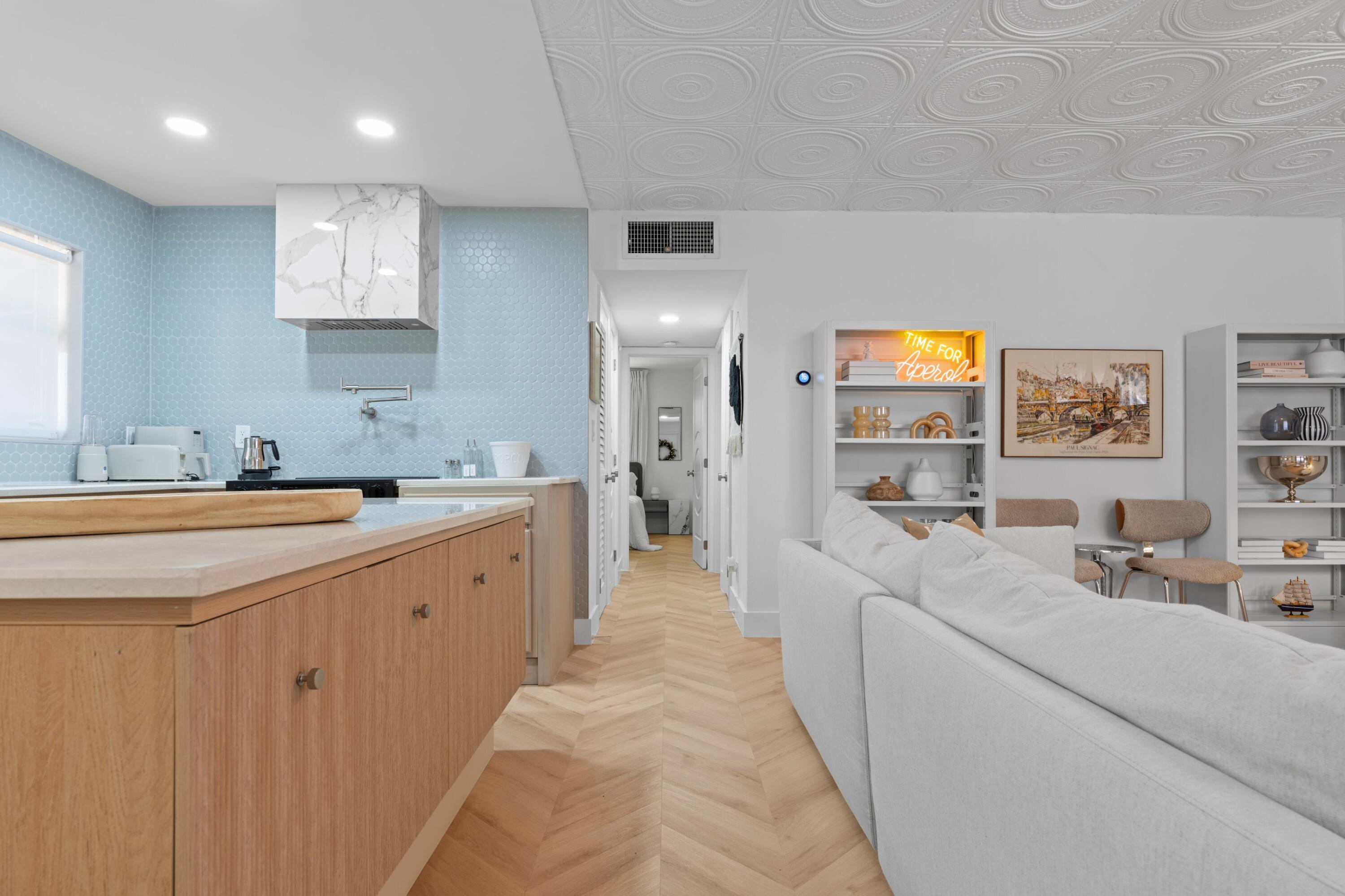 660 Glouchester Street, Unit 100 Boca Raton, FL 33487 - Photo 14 of 33 a large white room with a large window