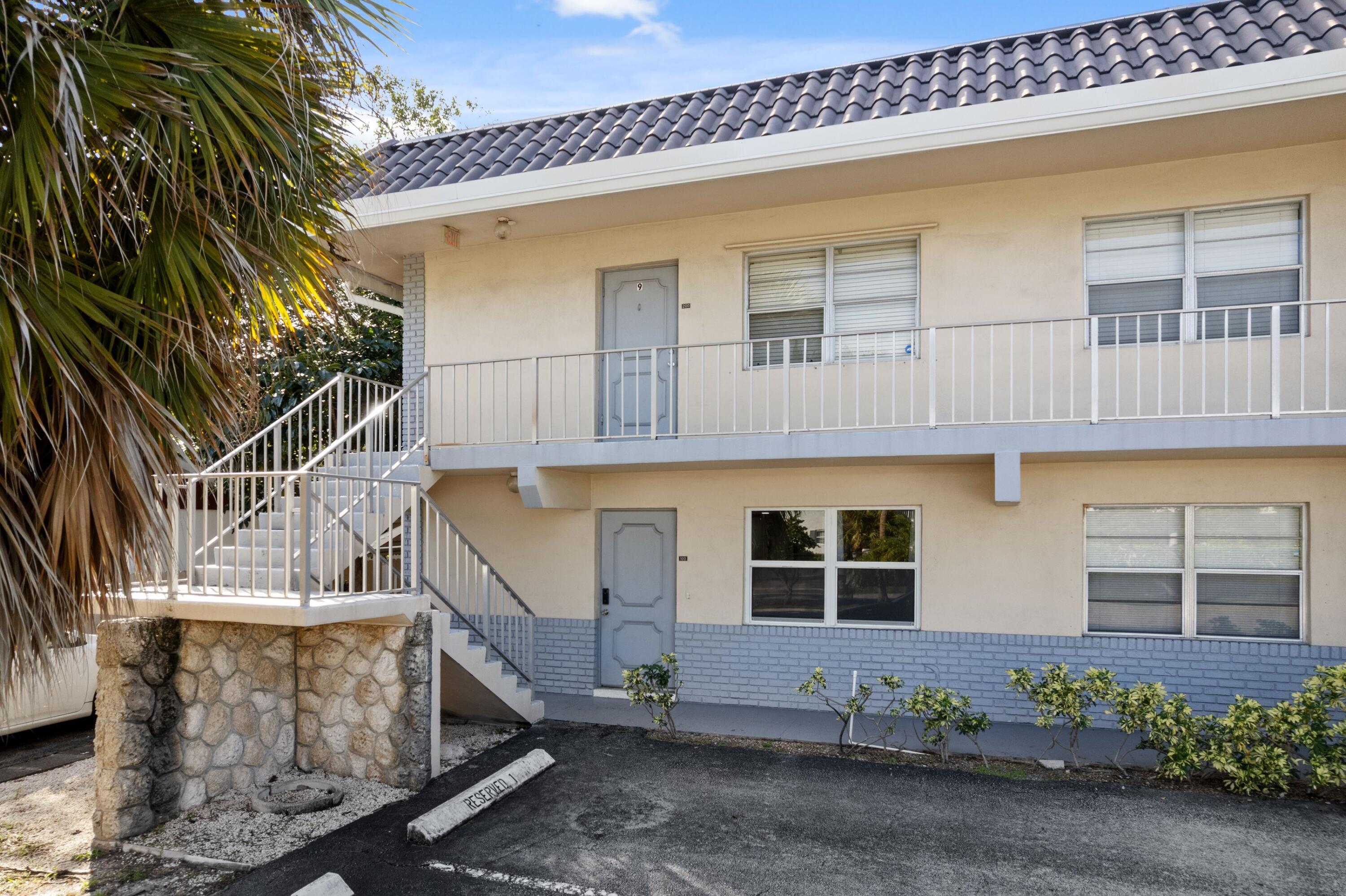660 Glouchester Street, Unit 100 Boca Raton, FL 33487 - Photo 16 of 33 a front view of a house with a yard