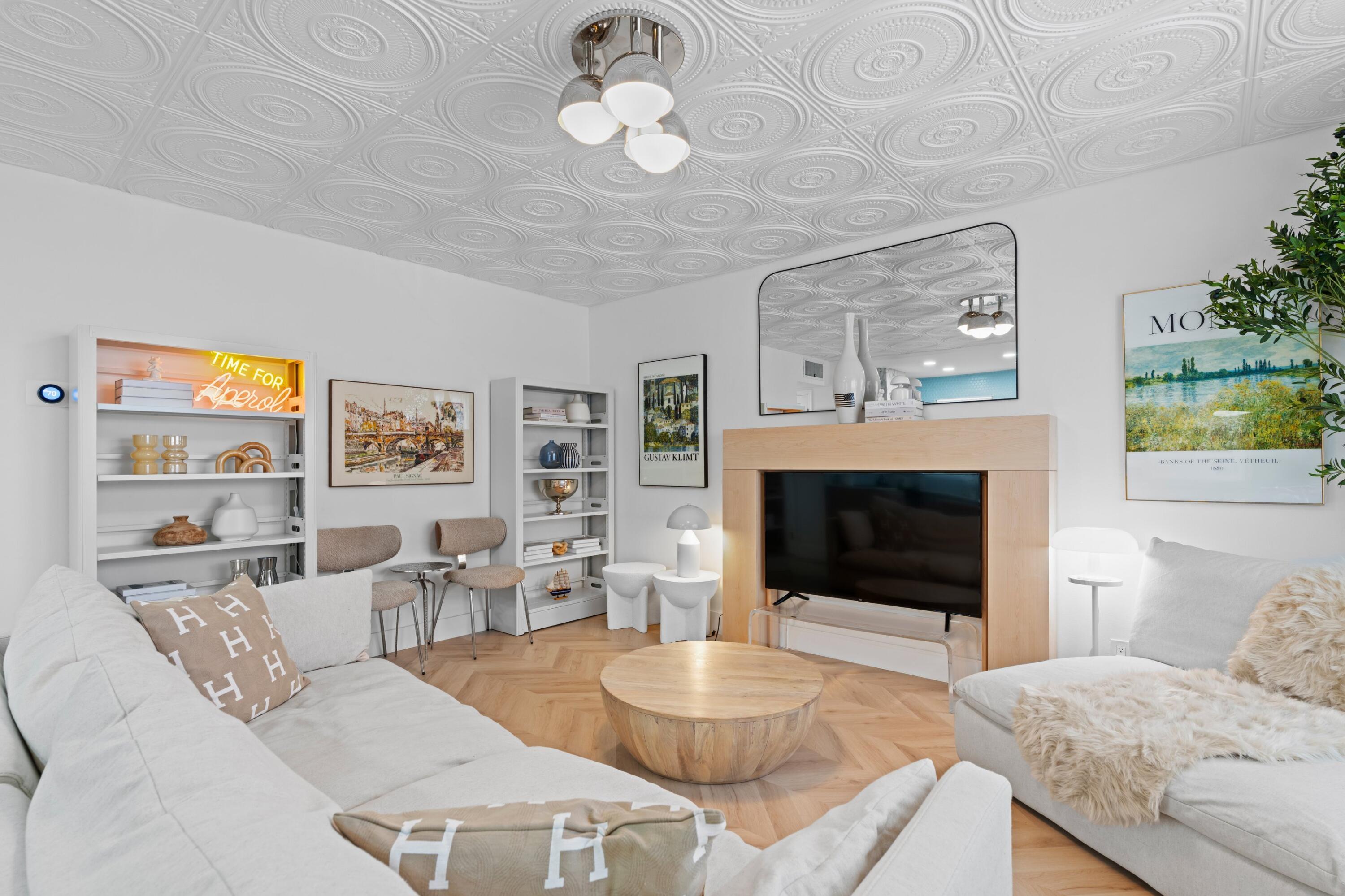 660 Glouchester Street, Unit 100 Boca Raton, FL 33487 - Photo 3 of 33 a living room with furniture and a fireplace