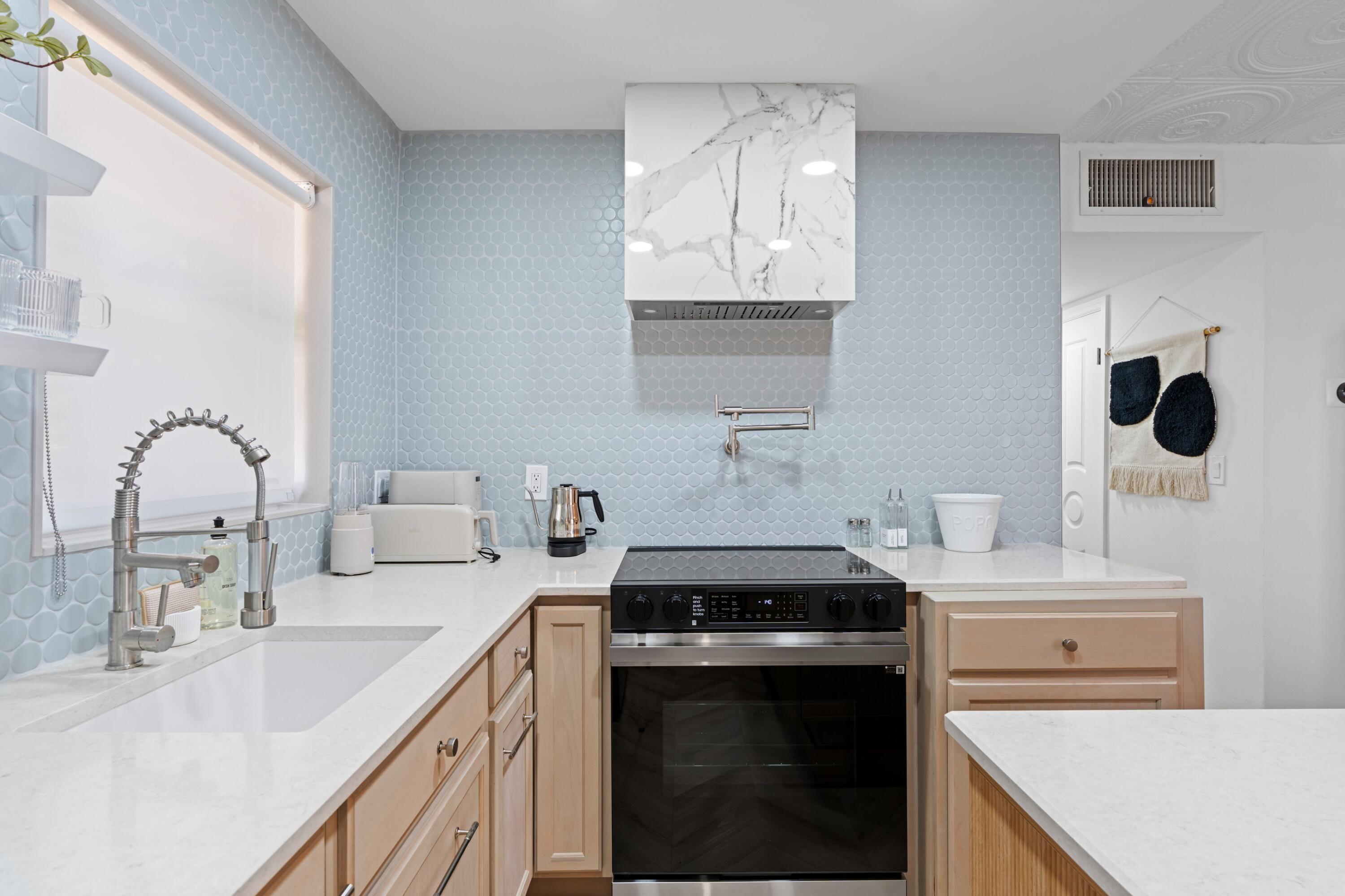 660 Glouchester Street, Unit 100 Boca Raton, FL 33487 - Photo 8 of 33 a kitchen with a sink stove and cabinets