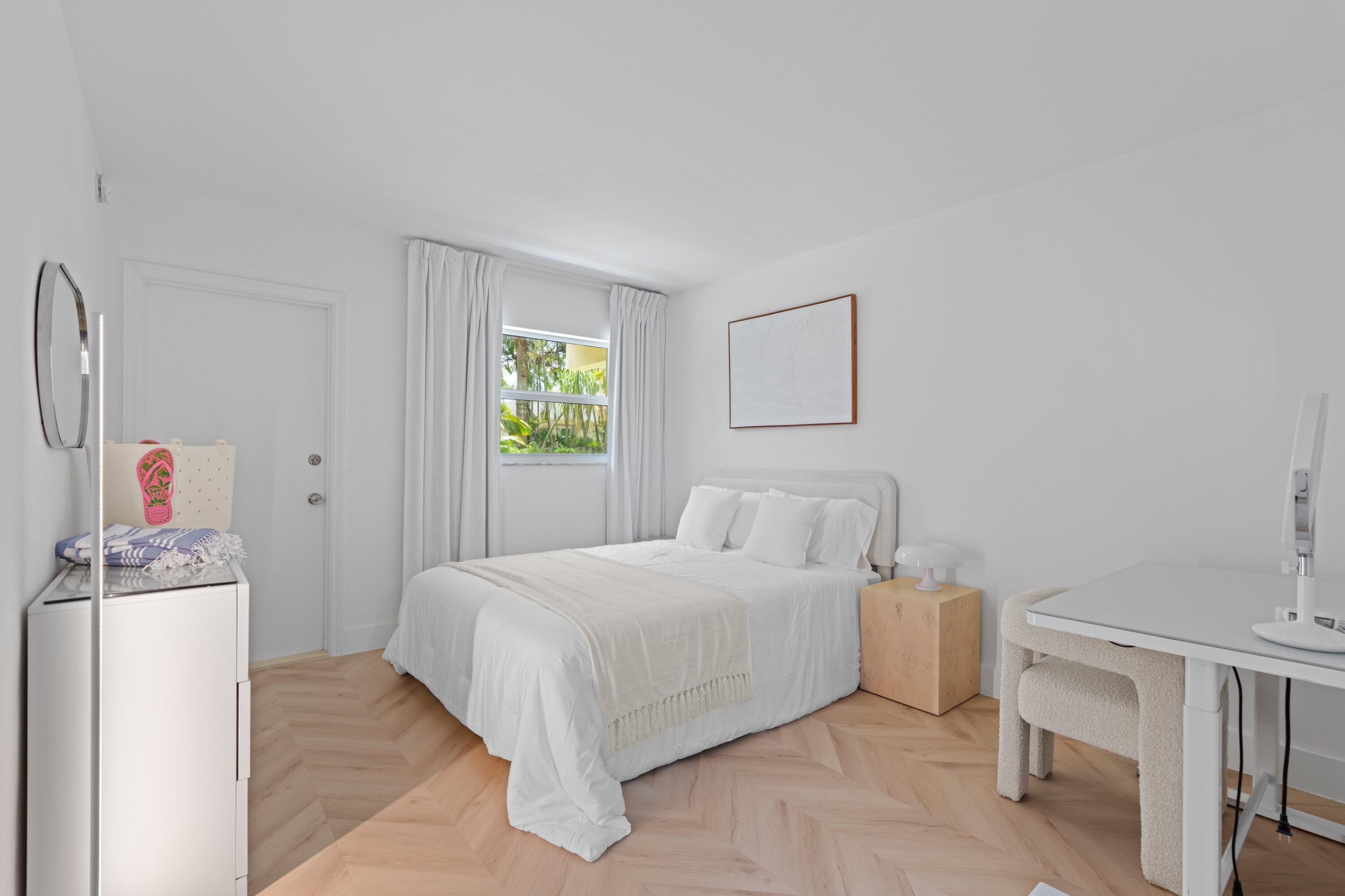 660 Glouchester Street, Unit 100 Boca Raton, FL 33487 - Photo 9 of 33 a bedroom with a bed and a window