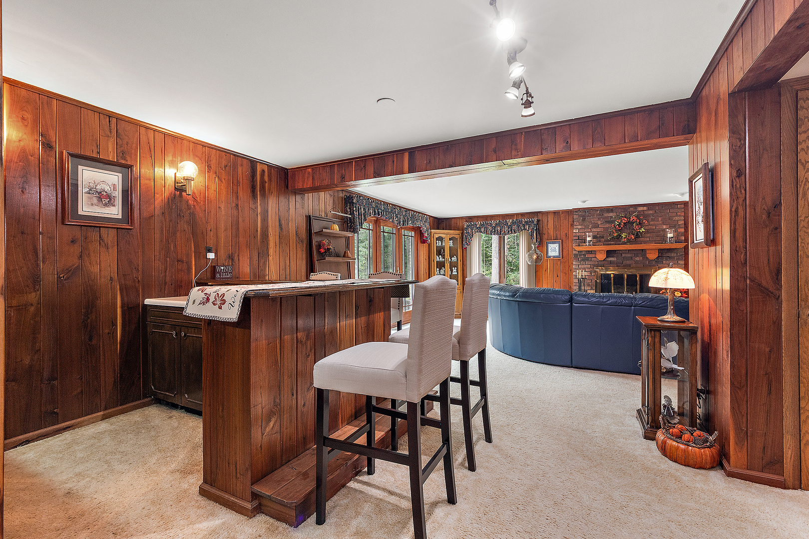 590 Timber Lane Frankfort, IL 60423 - Photo 21 of 50 a view of a dining room with furniture