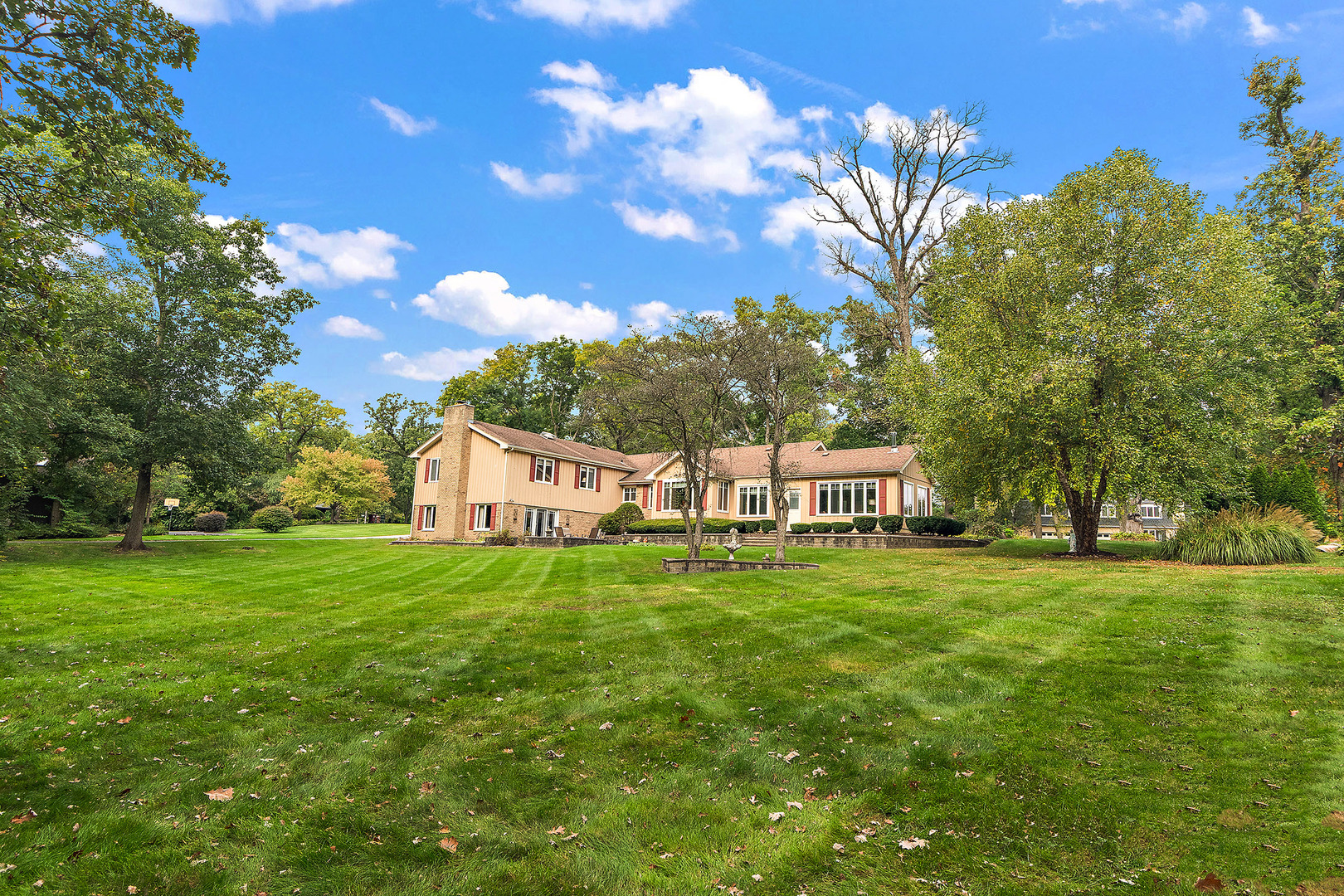 590 Timber Lane Frankfort, IL 60423 - Photo 47 of 50 a front view of a house with a garden