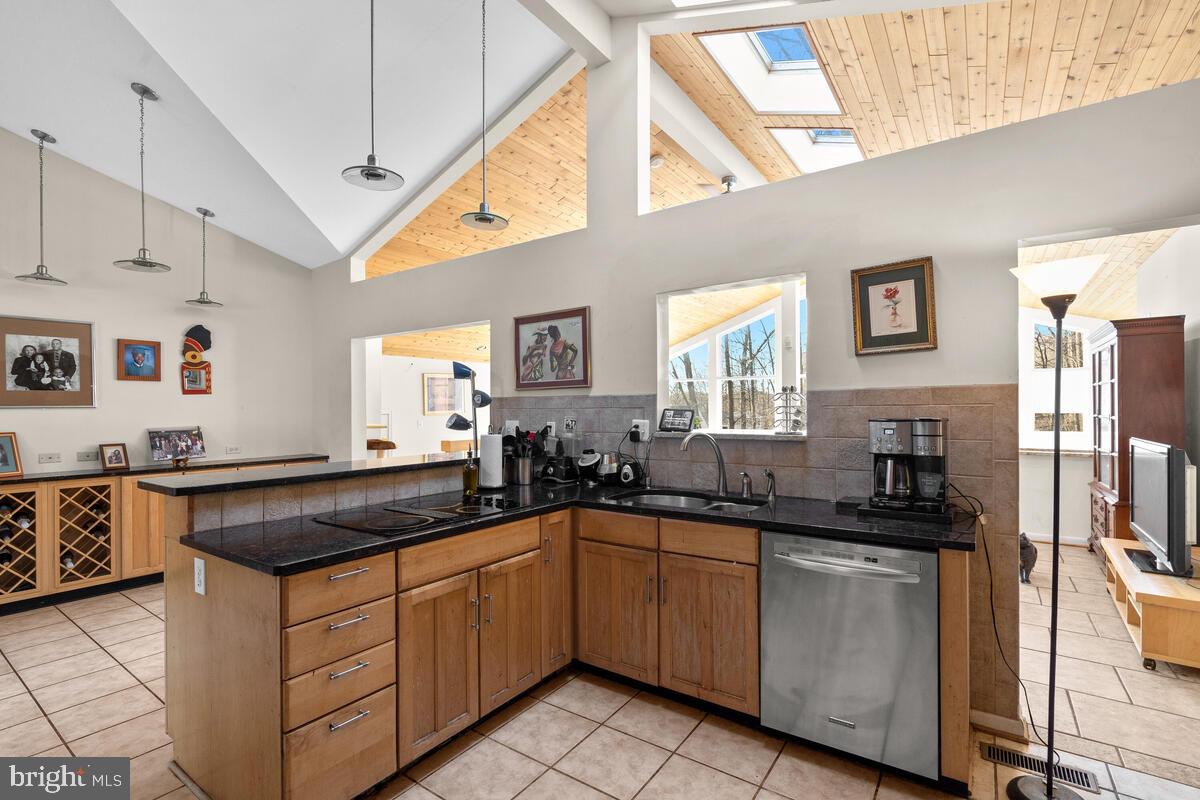 Gourmet kitchen w/ vaulted ceilings
