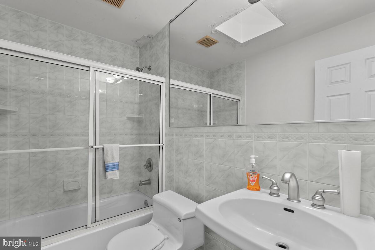 6406 Lochridge Road Columbia, MD 21044 - Photo 33 of 39 Upstairs hall bathroom