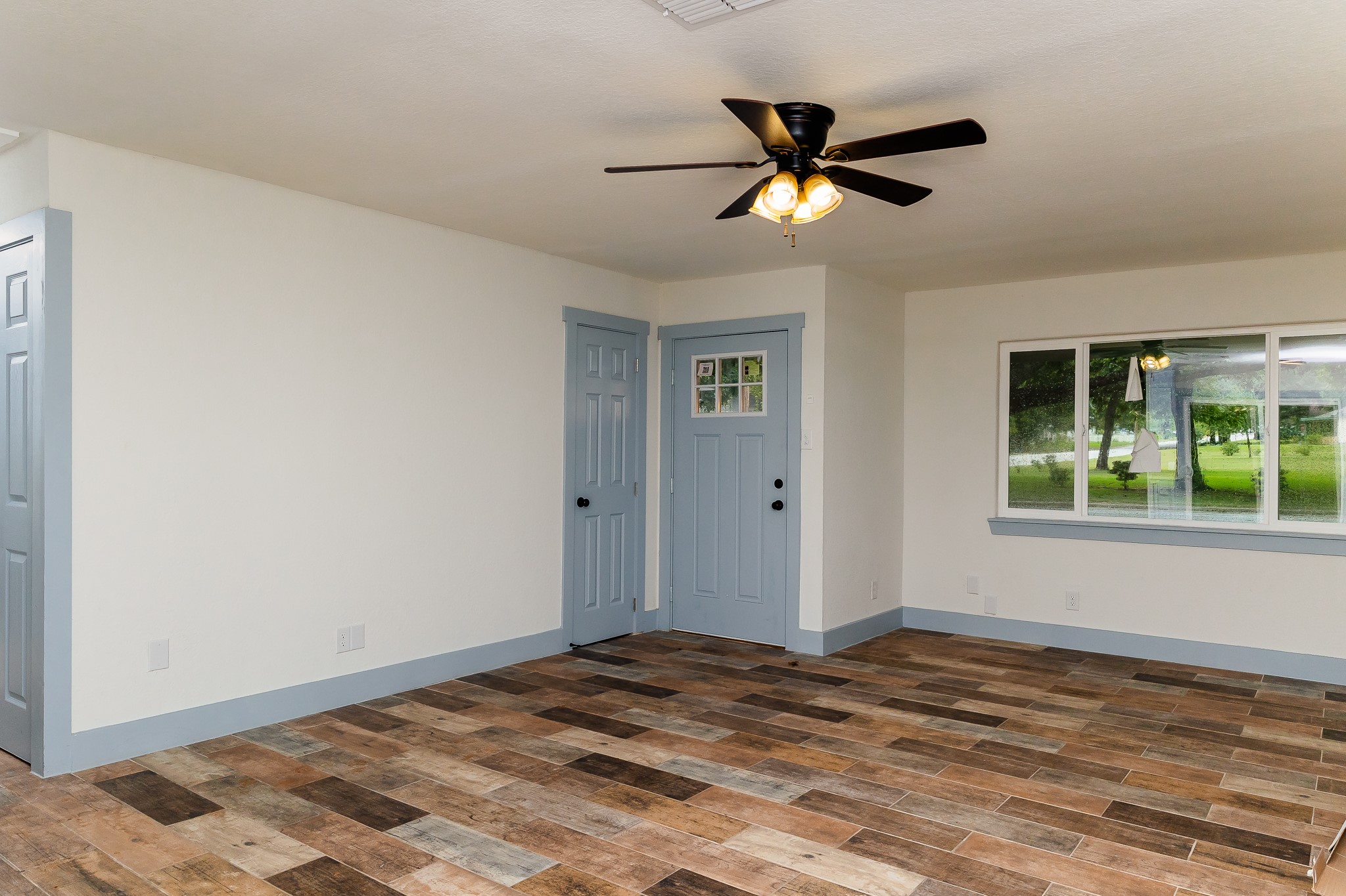 811 Matchett Street Brenham, TX 77833 - Photo 2 of 18 a view of a livingroom with a ceiling fan and window