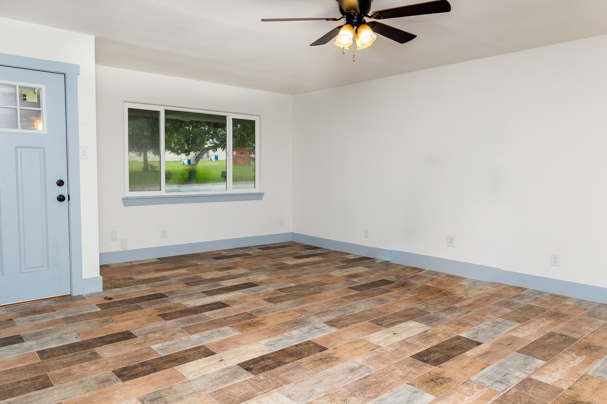 811 Matchett Street Brenham, TX 77833 - Photo 5 of 18 a view of a livingroom with a ceiling fan & a window