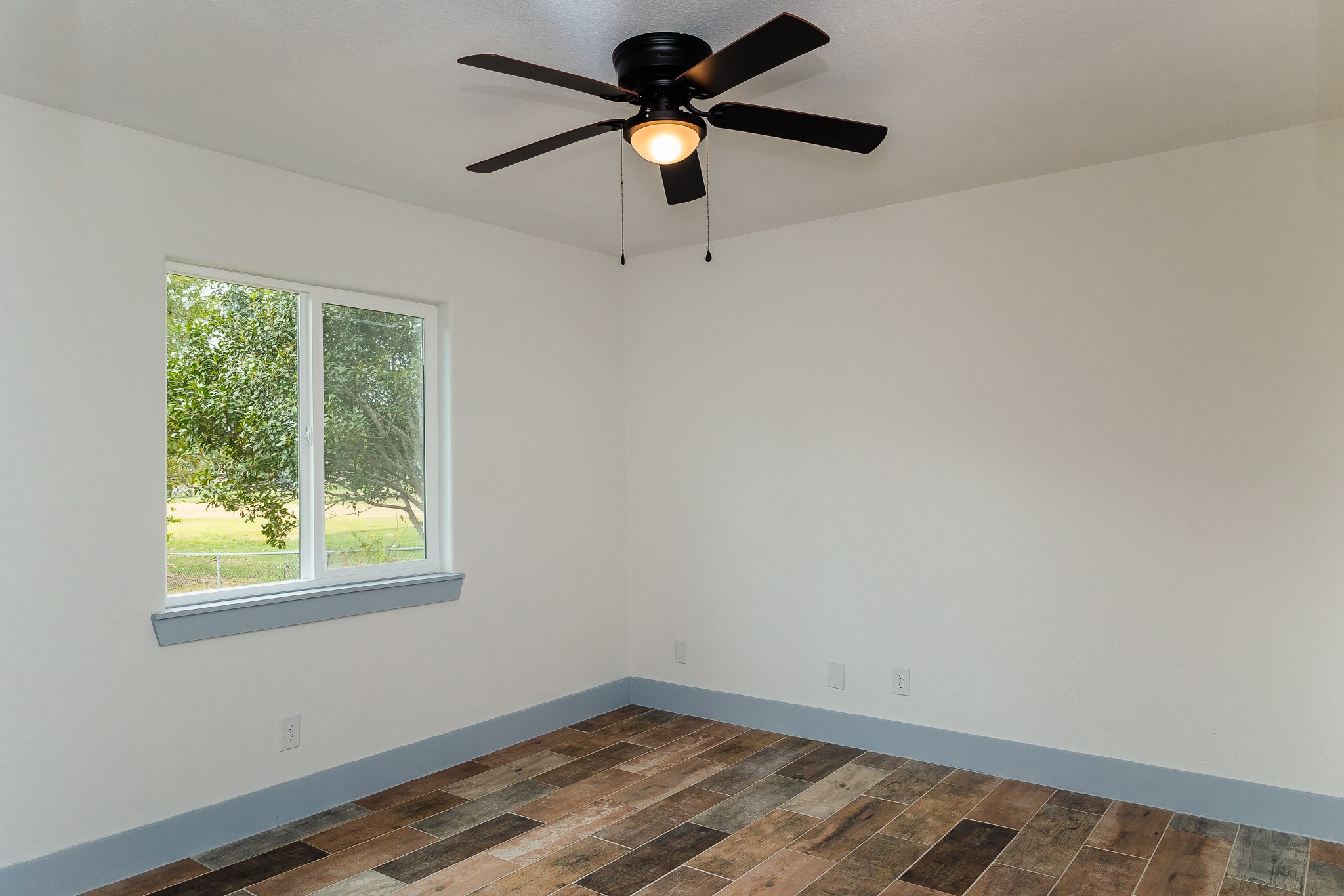 811 Matchett Street Brenham, TX 77833 - Photo 7 of 18 an empty room with a window