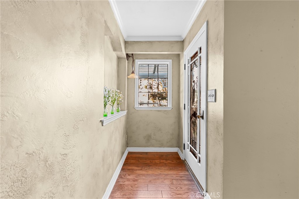 193 Main Street Morro Bay, CA 93442 - Photo 12 of 49 Foyer