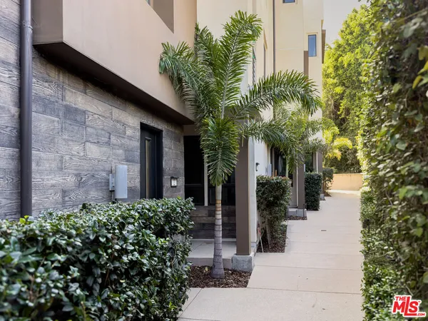 $4,995 | 2111 North Cahuenga Boulevard, Unit 2, Los Angeles, CA 90068