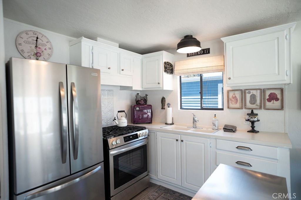 1105 Morro Avenue, Unit 5 Morro Bay, CA 93442 - Photo 9 of 25 Kitchen