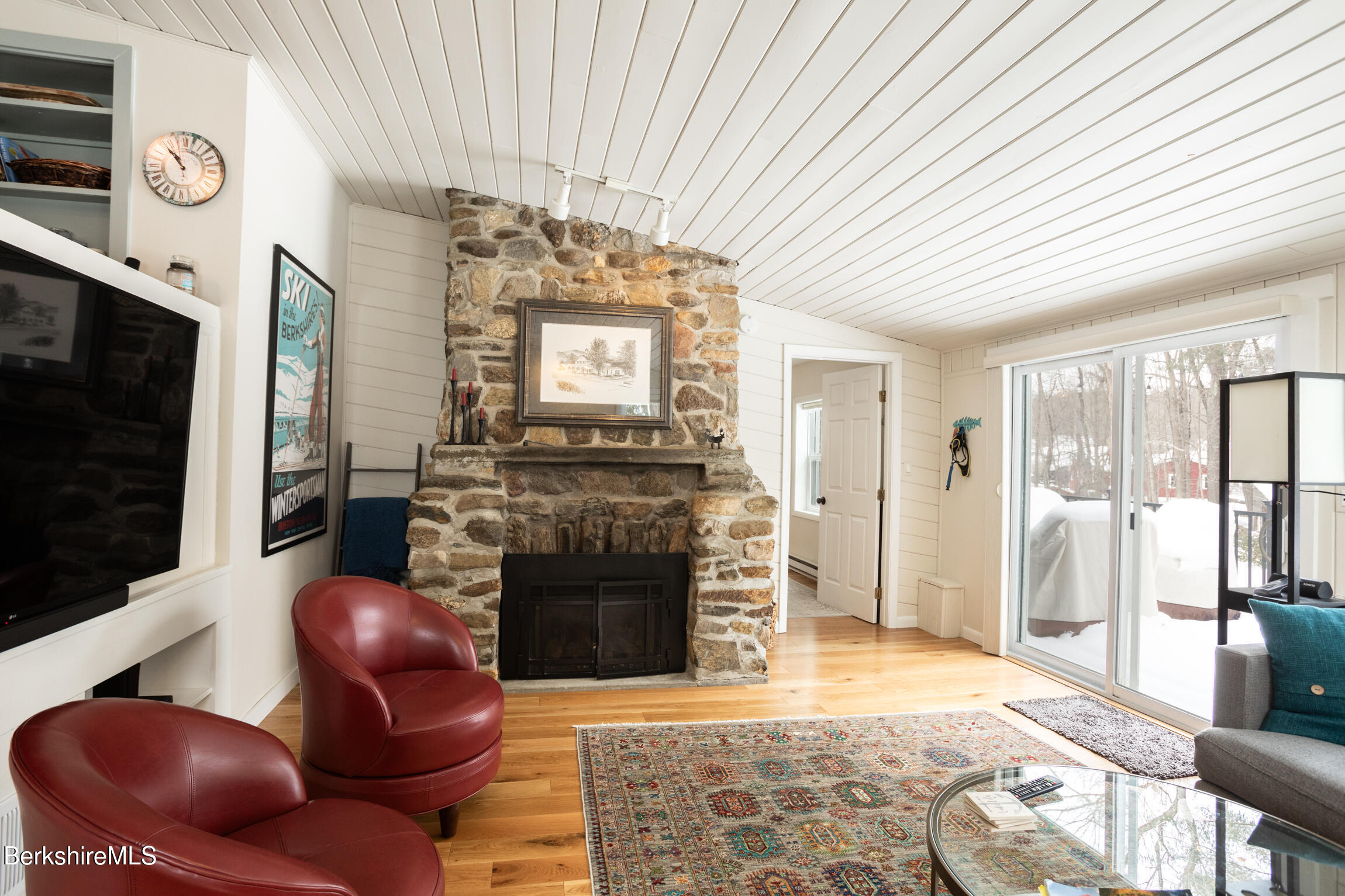 26 Overlook Road Pittsfield, MA 01201 - Photo 21 of 43 Living Room