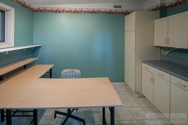 605 Pine Ridge Road Beech Mountain, NC 28604 - Photo 33 of 45 a terrace with a table and chairs in it