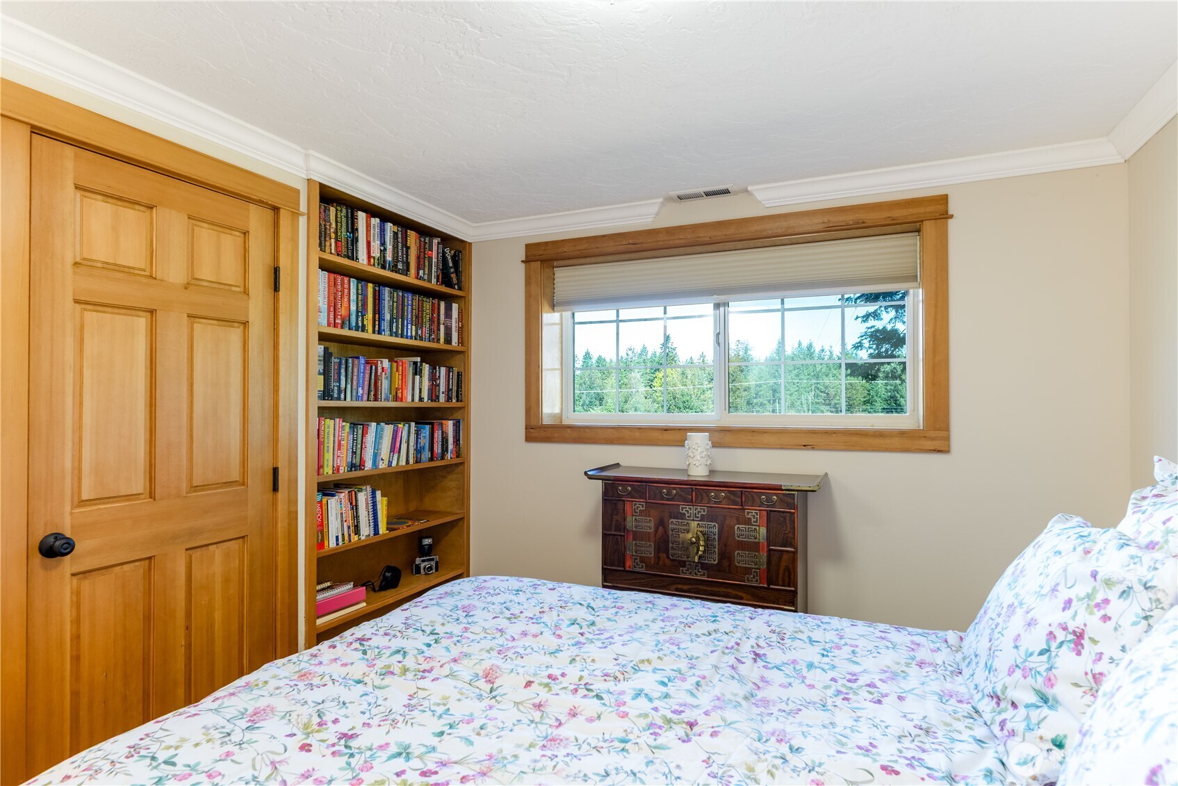 273702 Highway 101 Sequim, WA 98382 - Photo 17 of 40 a bedroom with a large bed and a window