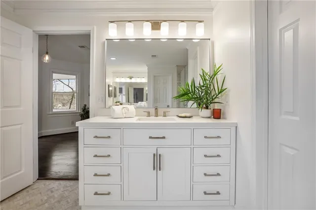 a view of a livingroom with a ceiling fan
