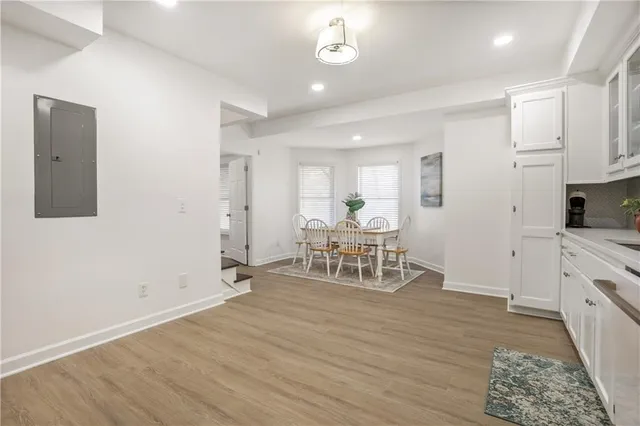 a black and white photo of a living room