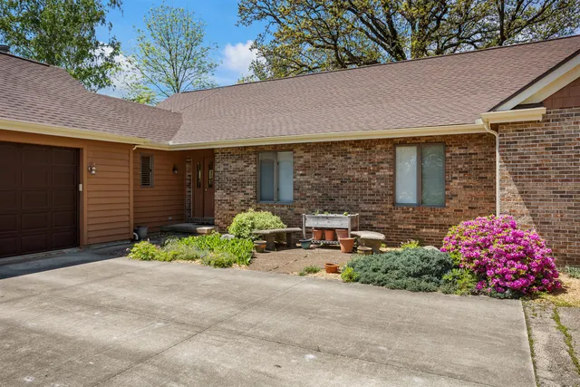 $899,900 | 3262 Greenwood Drive, Dewey, IL 61840