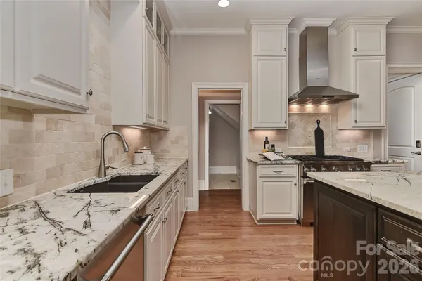$1,095,000 | 5909 Tred Avon Court, Charlotte, NC 28226