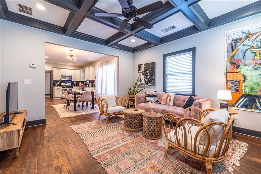 988 Mayson Turner Road Northwest Atlanta, GA 30314 - Photo 6 of 45 a living room with furniture