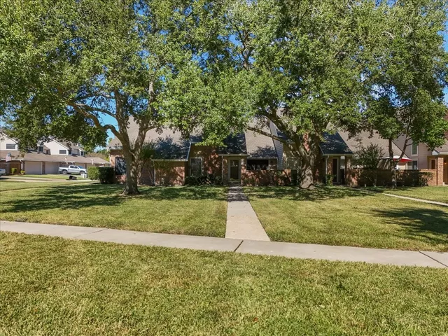 a view of yard with green space