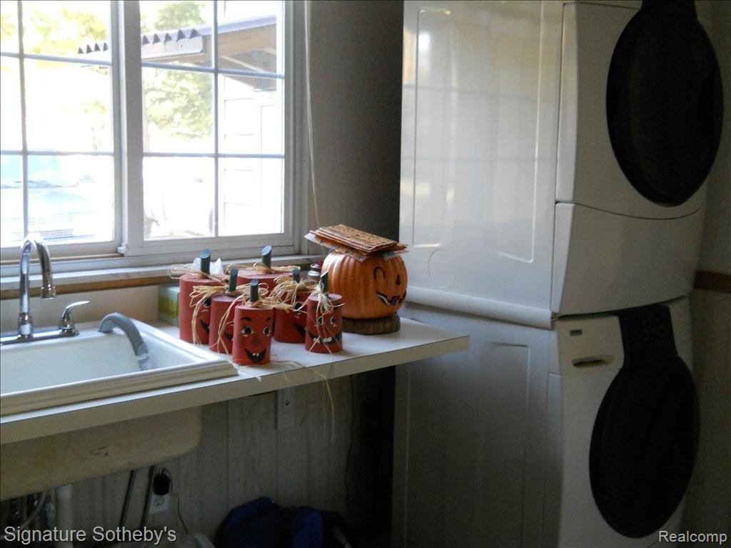 5155 Reymont Road Waterford, MI 48327 - Photo 11 of 19 Laundry Room