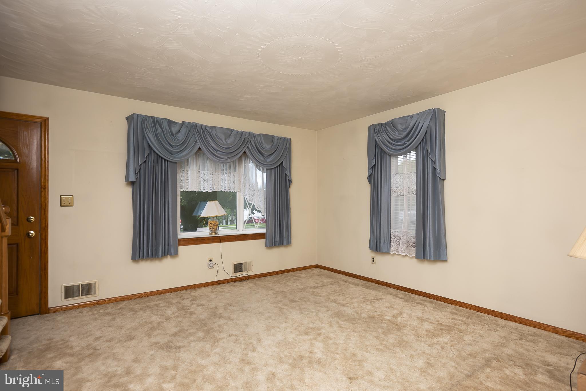 7514 Harmans Road Harmans, MD 21077 - Photo 7 of 30 Living Room