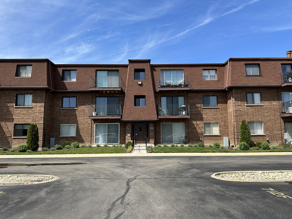 712 Cobblestone Circle, Unit E Glenview, IL 60025 - Photo 1 of 10