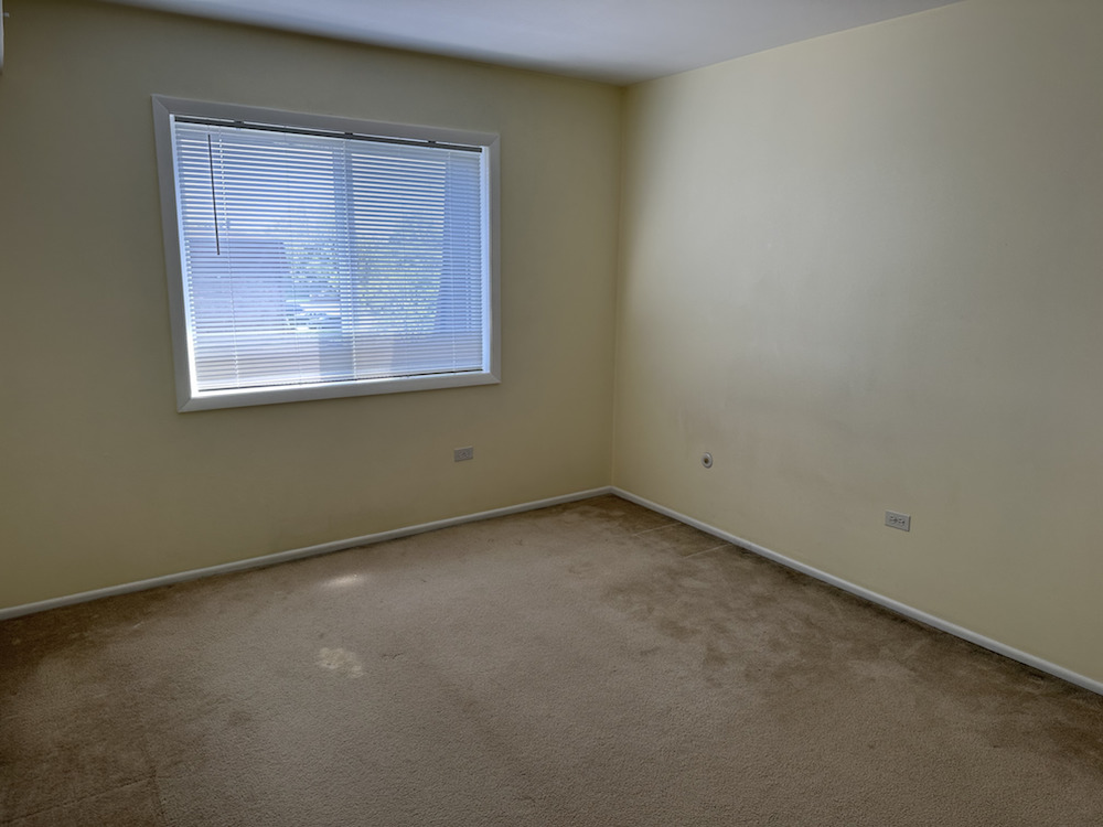 712 Cobblestone Circle, Unit E Glenview, IL 60025 - Photo 4 of 10 an empty room with a window
