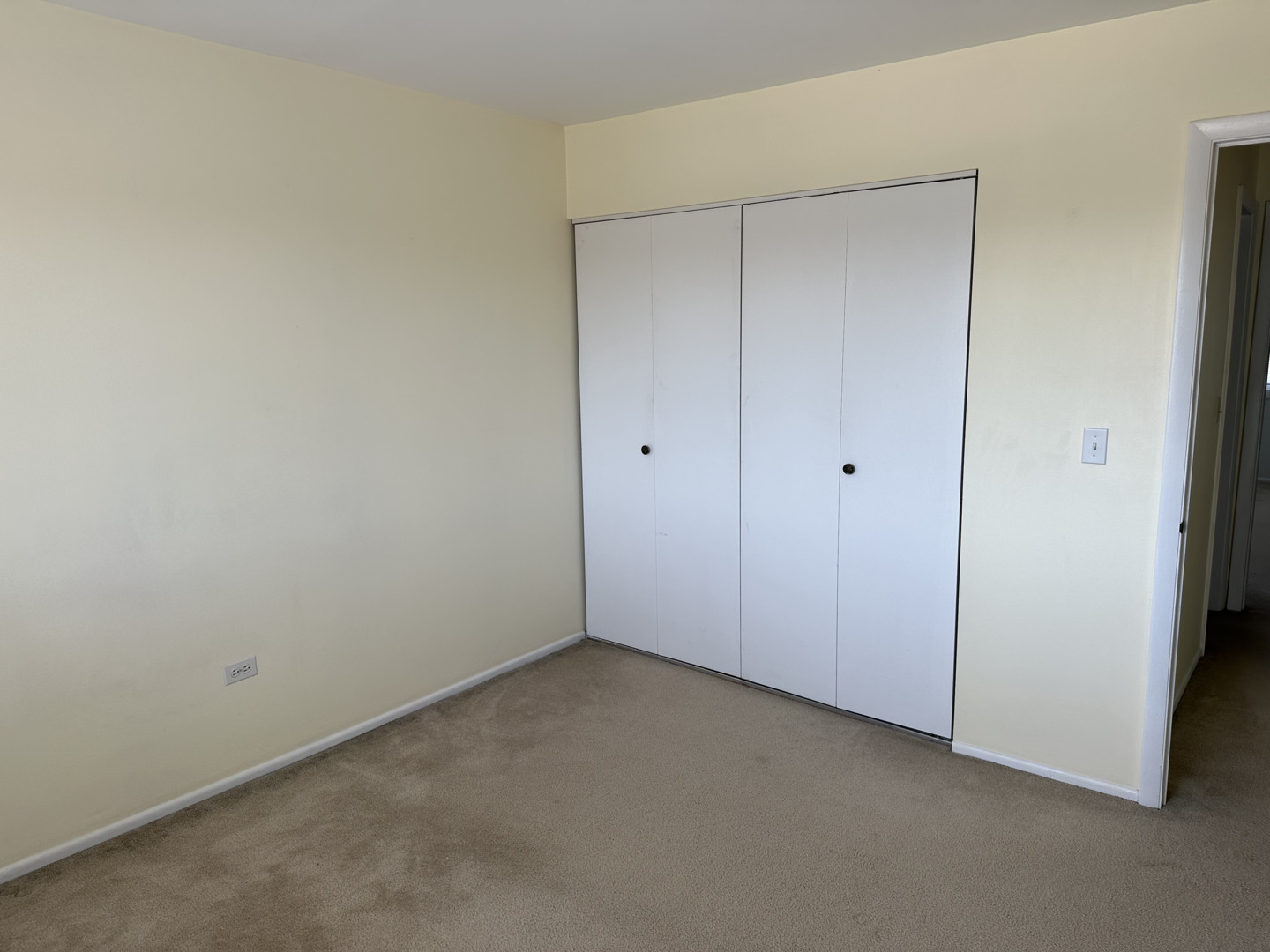 712 Cobblestone Circle, Unit E Glenview, IL 60025 - Photo 5 of 10 a view of an empty room